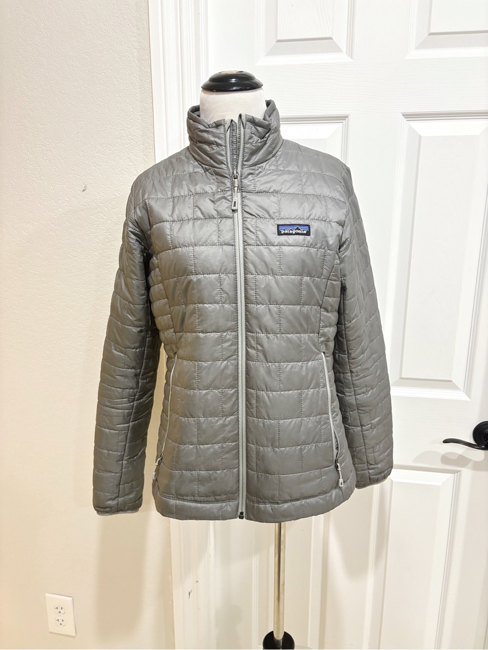 Patagonia Women's Nano Quilted Puff Jacket - Shiney Silver Small - Picture 2 of 8